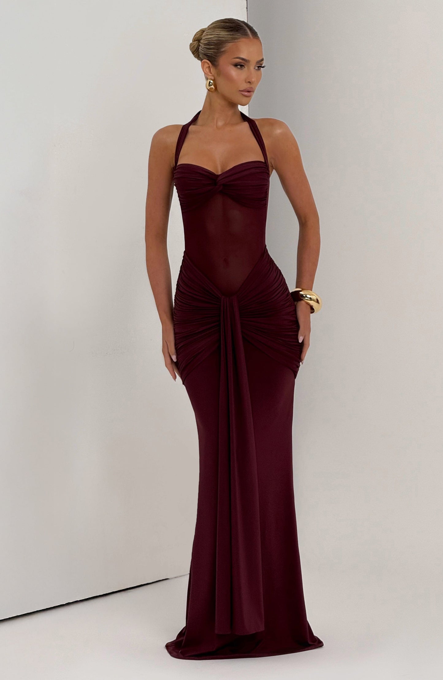Vestido largo burdeos con espalda descubierta y drapeado