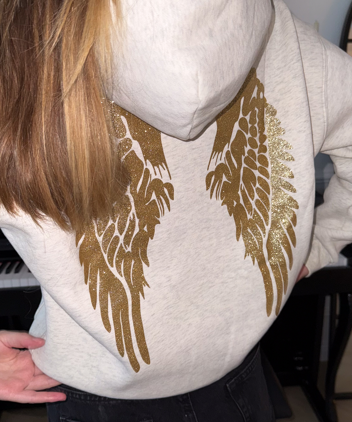 Sudadera con Capucha Alas Doradas