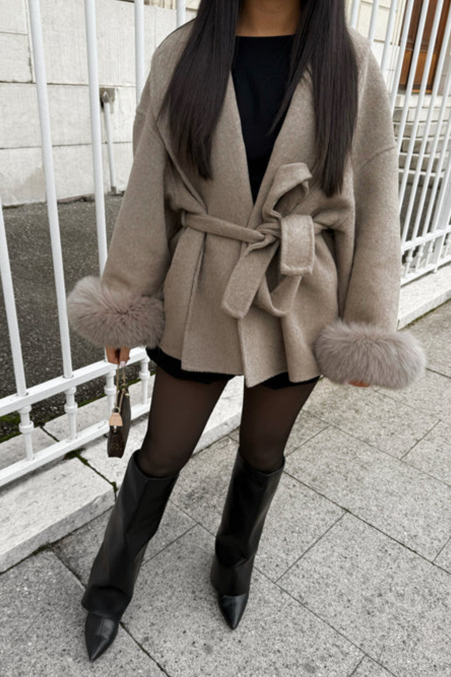 ABRIGO CHIC CON PUÑOS DE PELO