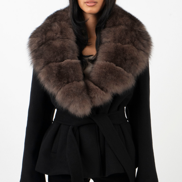 Abrigo negro con cuello de piel y cinturón ajustable