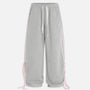 Pantalón baggy con bandas rosas y lazos laterales