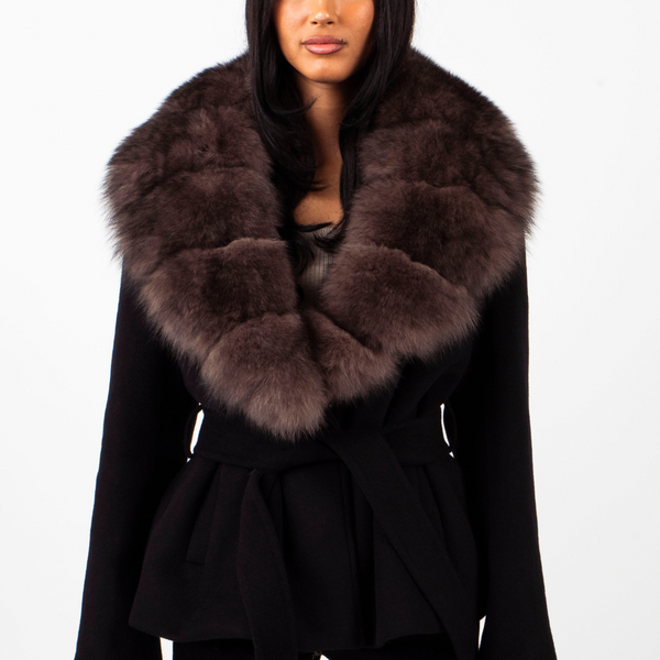 Abrigo negro con cuello de piel y cinturón ajustable