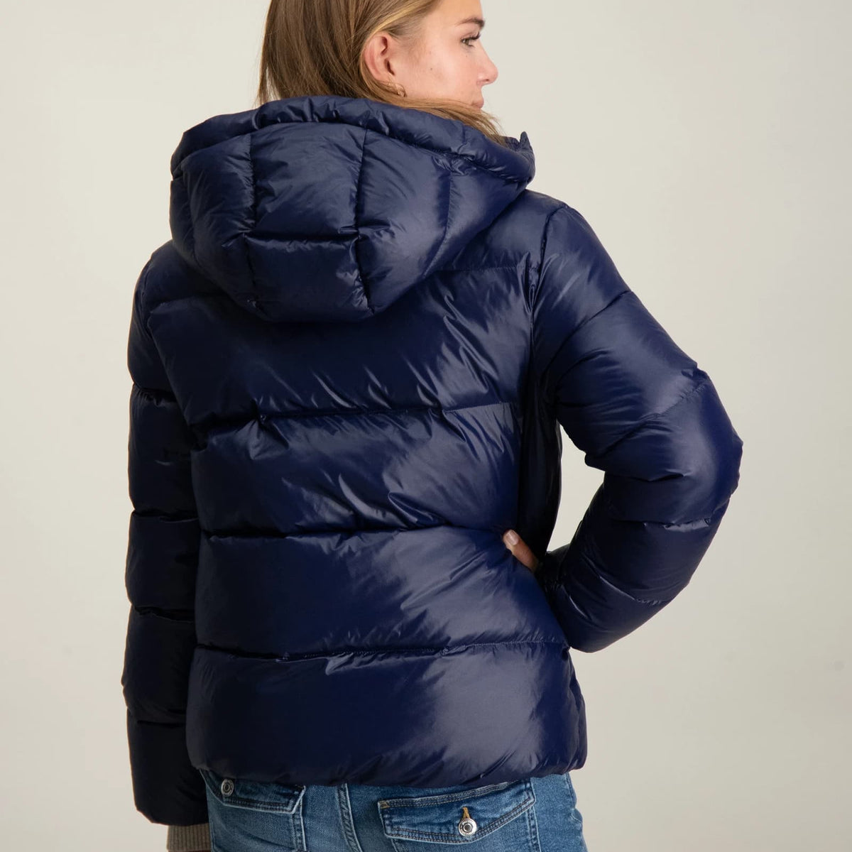 Chaqueta acolchada corta con capucha