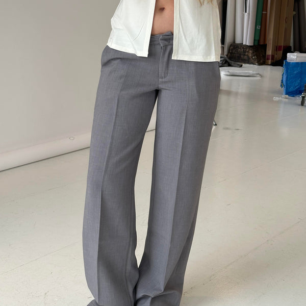 pantalón de corte ampli