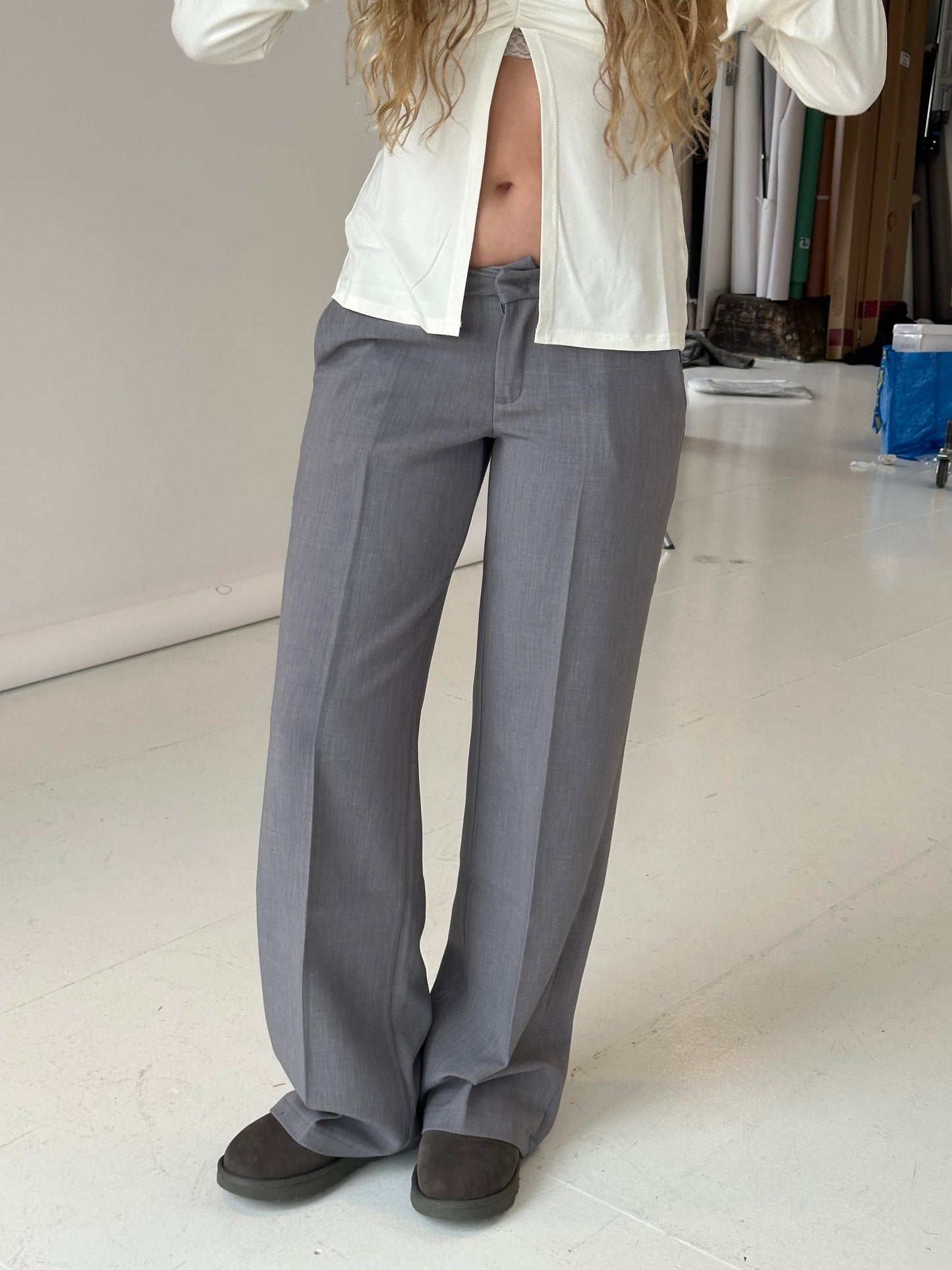 pantalón de corte ampli