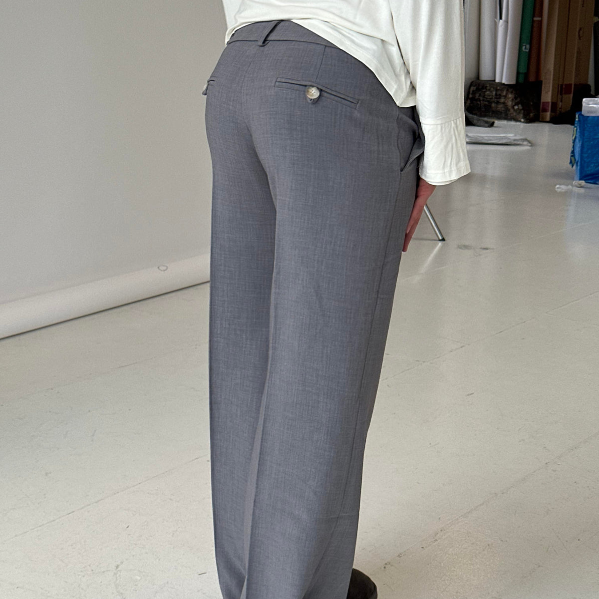 pantalón de corte ampli