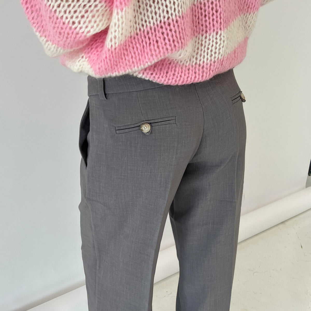 pantalón de corte ampli