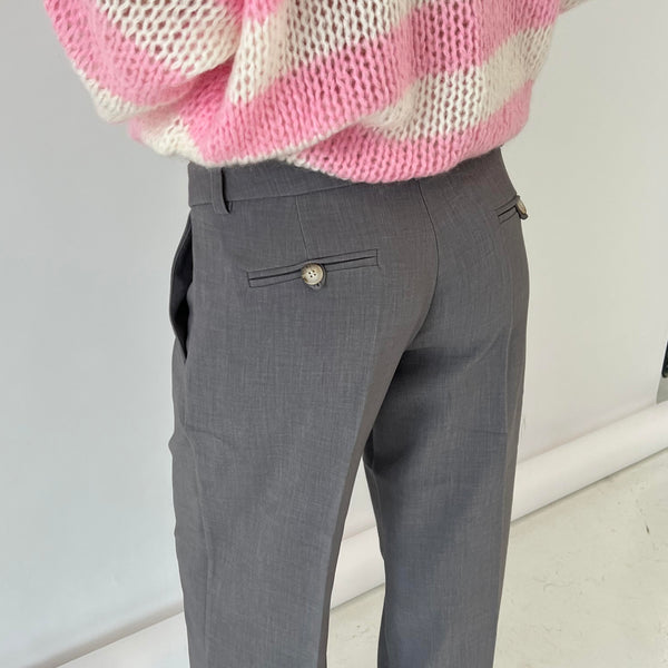 pantalón de corte ampli