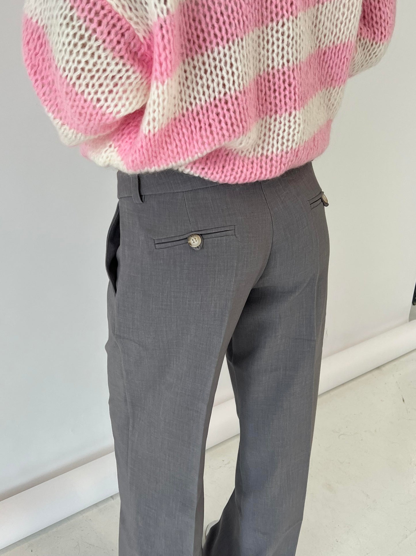 pantalón de corte ampli