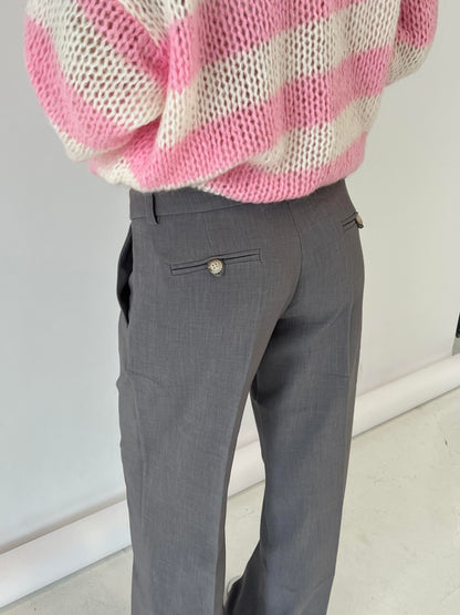 pantalón de corte ampli