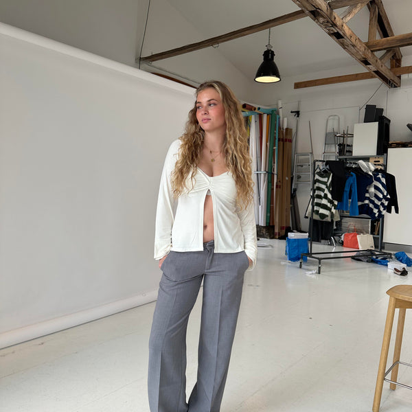 pantalón de corte ampli