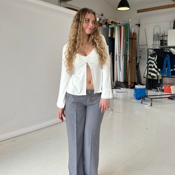 pantalón de corte ampli