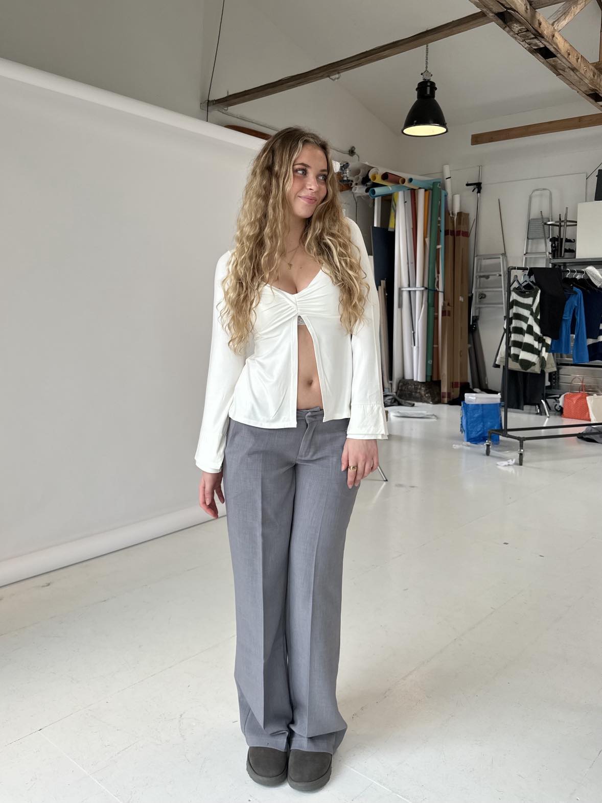 pantalón de corte ampli