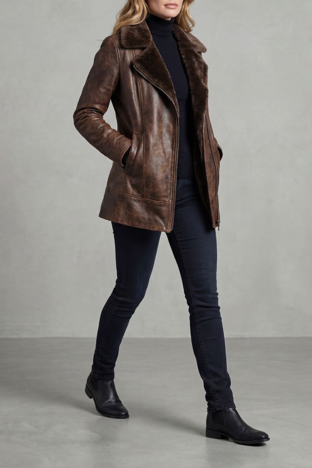 Chaqueta de cuero marrón con cuello efecto pelo