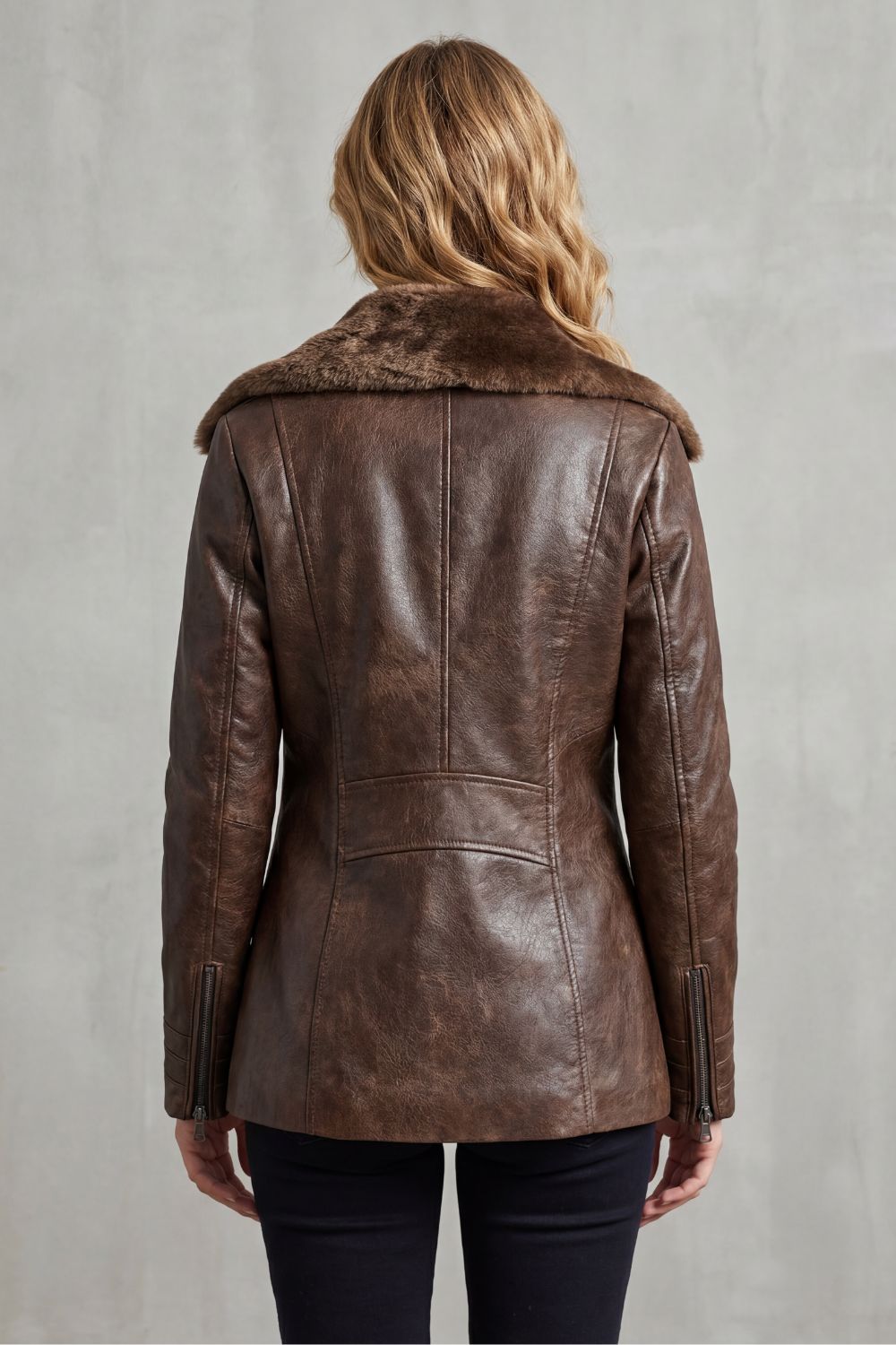 Chaqueta de cuero marrón con cuello efecto pelo