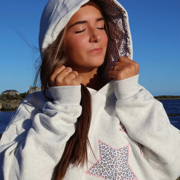 Sudadera con capucha y estrellas animal print
