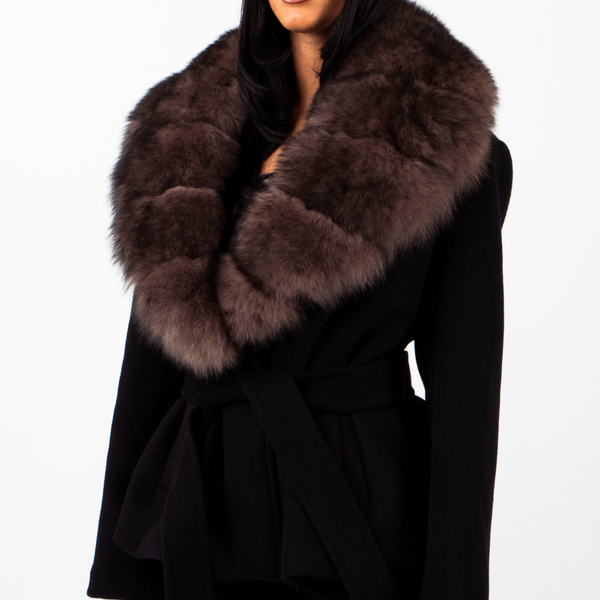 Abrigo negro con cuello de piel y cinturón ajustable