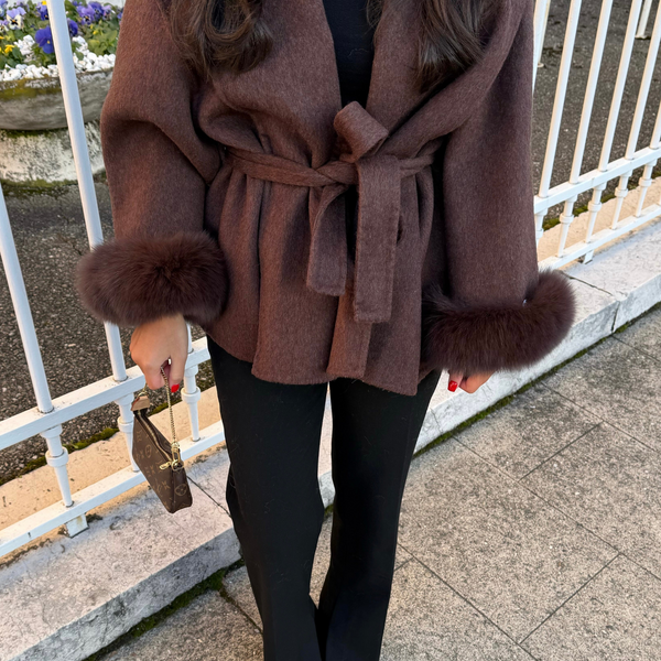 ABRIGO CHIC CON PUÑOS DE PELO