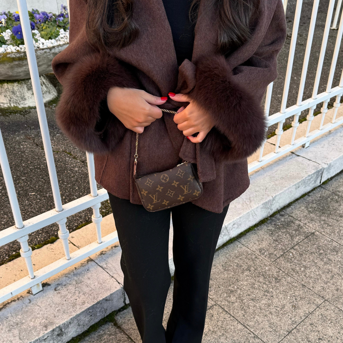 ABRIGO CHIC CON PUÑOS DE PELO