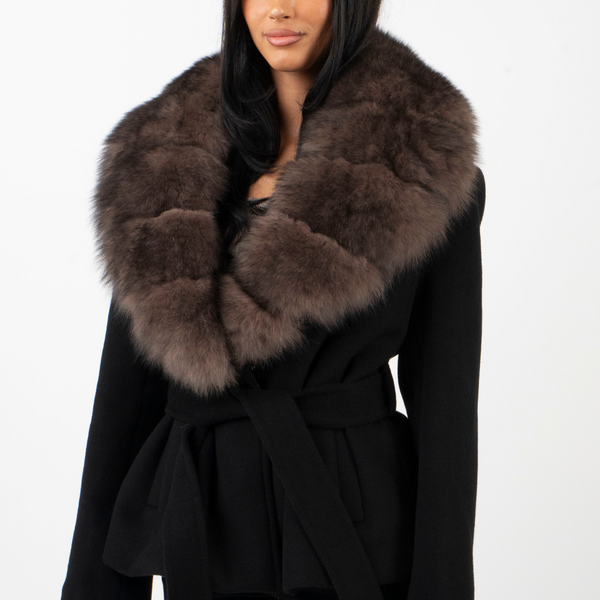 Abrigo negro con cuello de piel y cinturón ajustable