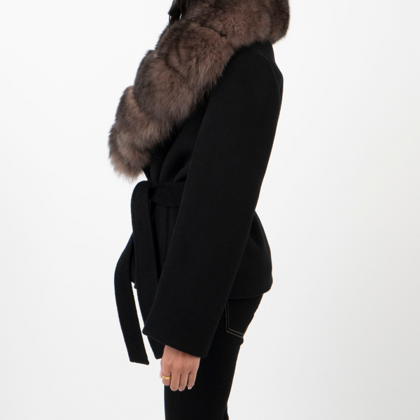 Abrigo negro con cuello de piel y cinturón ajustable