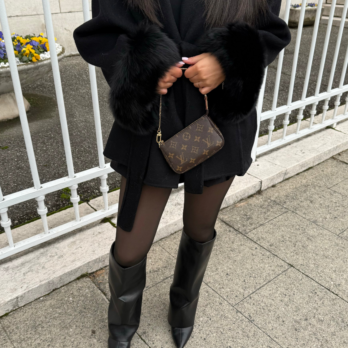 ABRIGO CHIC CON PUÑOS DE PELO