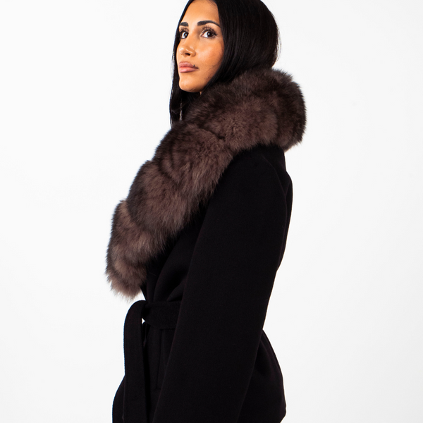 Abrigo negro con cuello de piel y cinturón ajustable