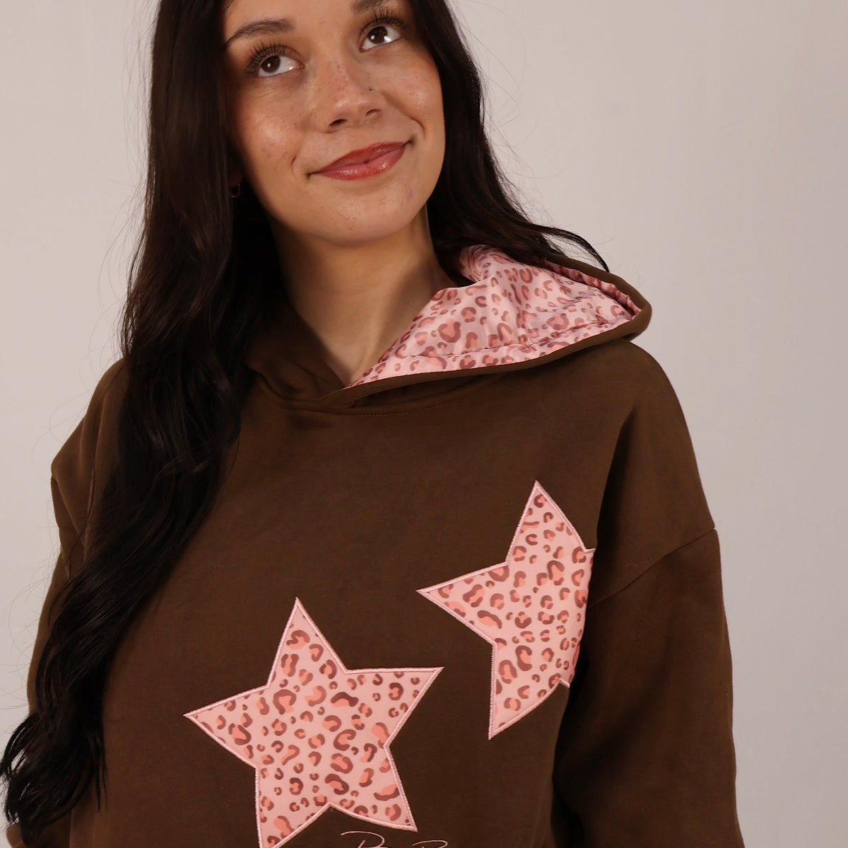Sudadera con capucha y estrellas animal print