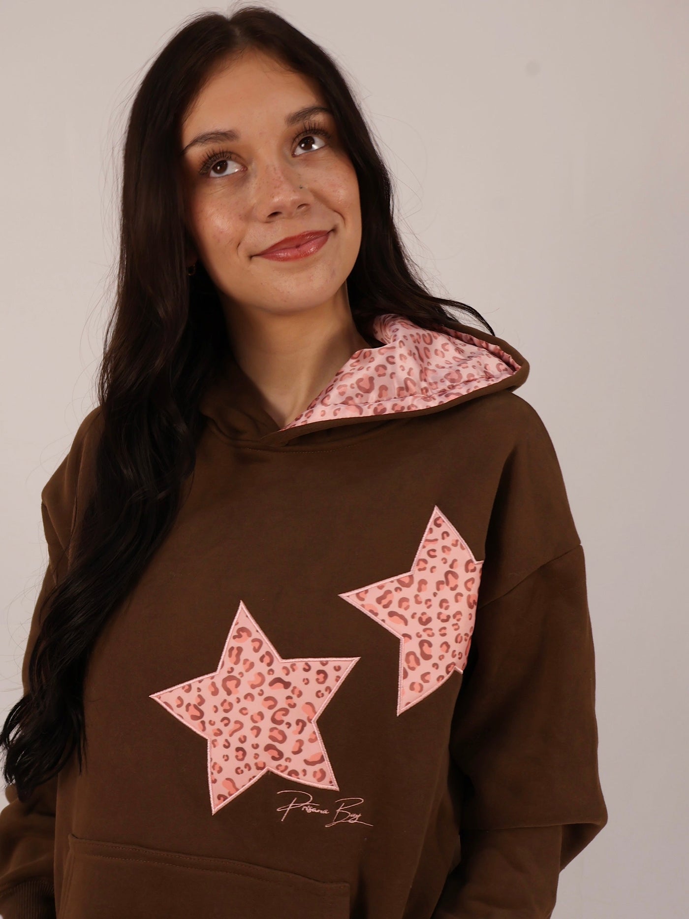 Sudadera con capucha y estrellas animal print