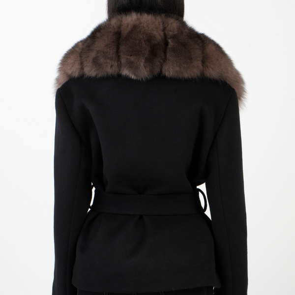 Abrigo negro con cuello de piel y cinturón ajustable