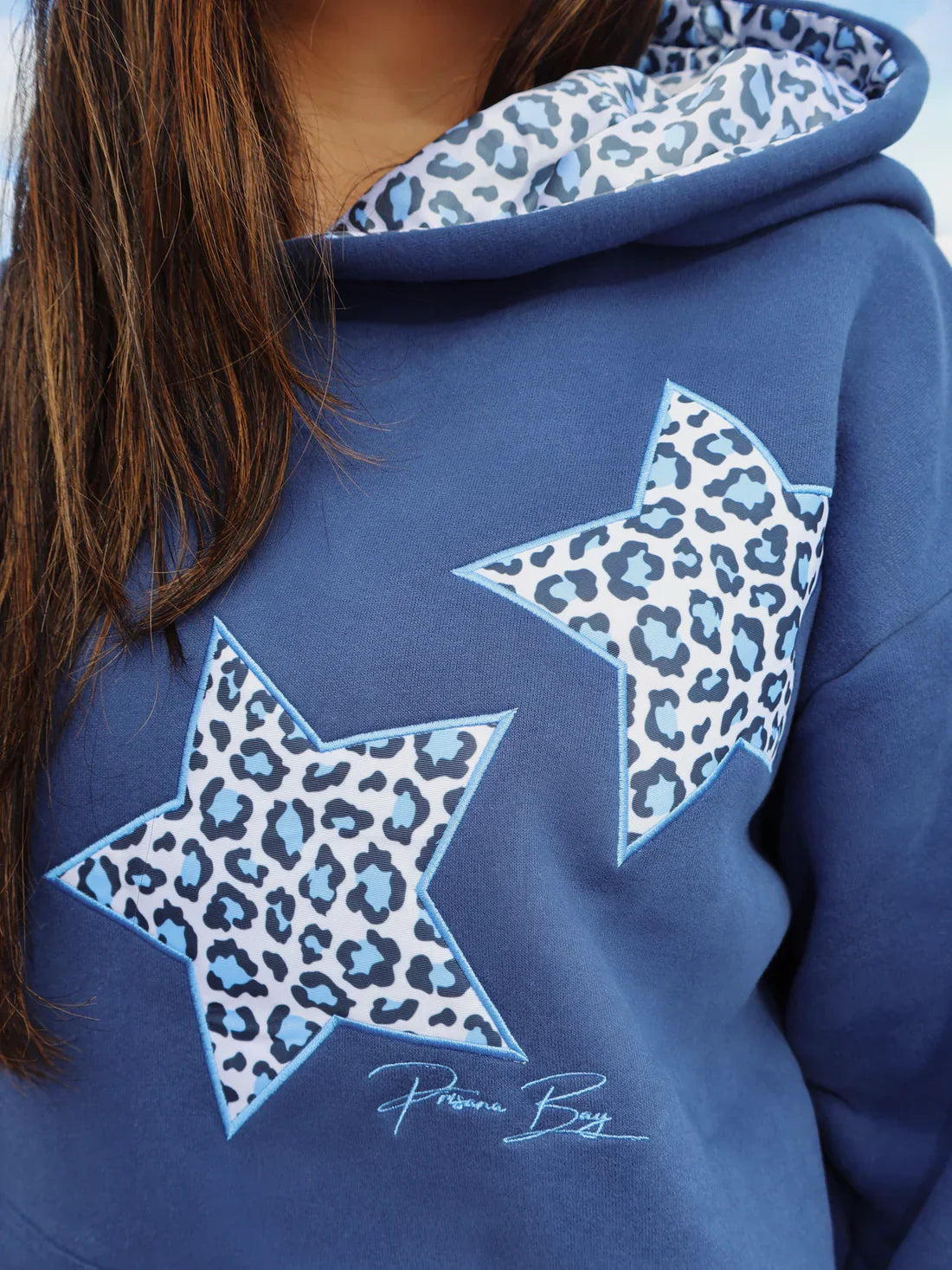 Sudadera con capucha y estrellas animal print