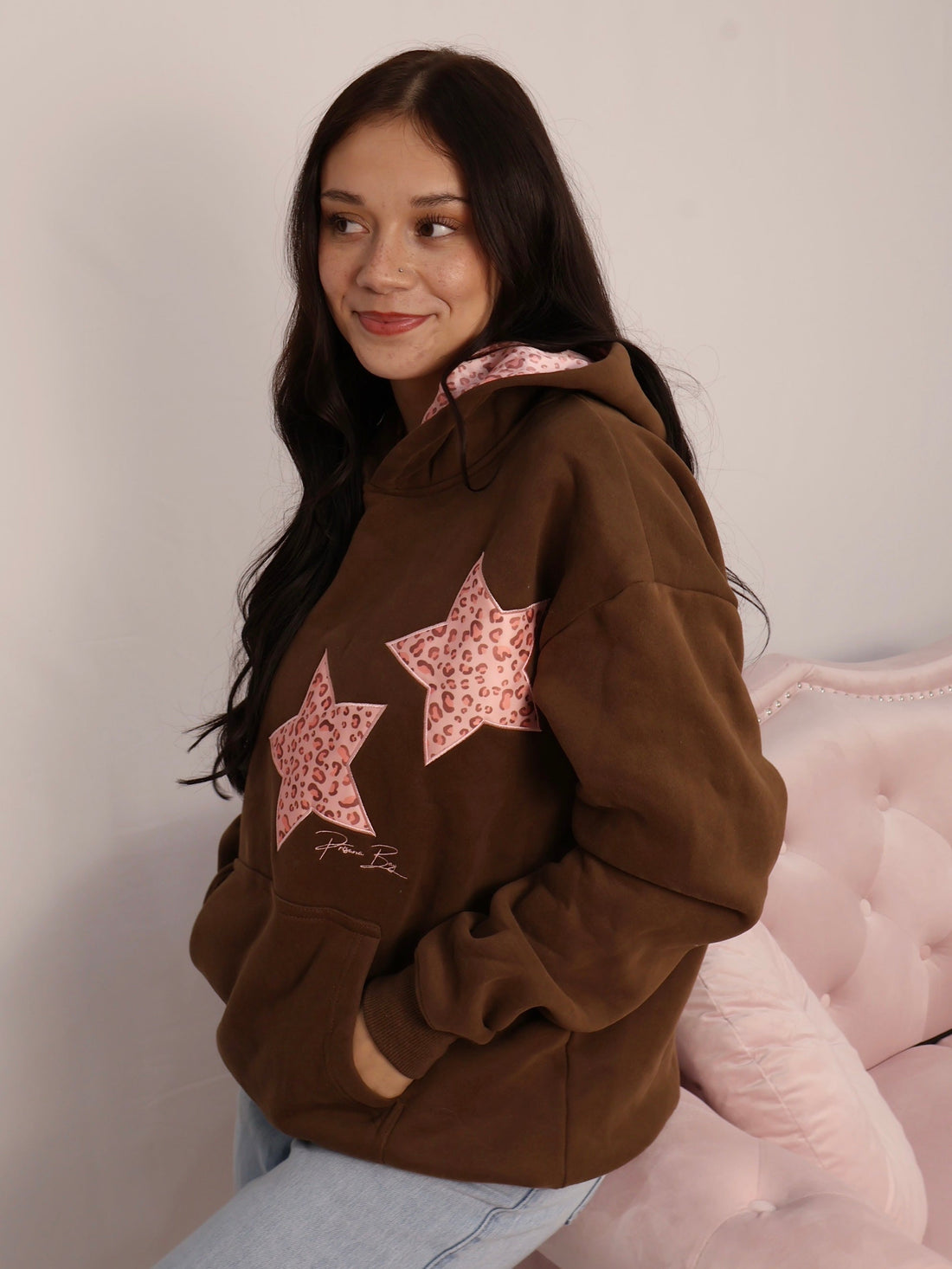 Sudadera con capucha y estrellas animal print