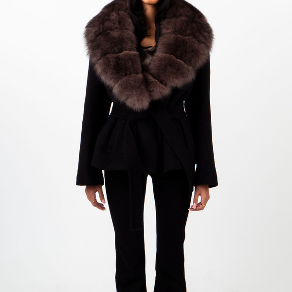 Abrigo negro con cuello de piel y cinturón ajustable