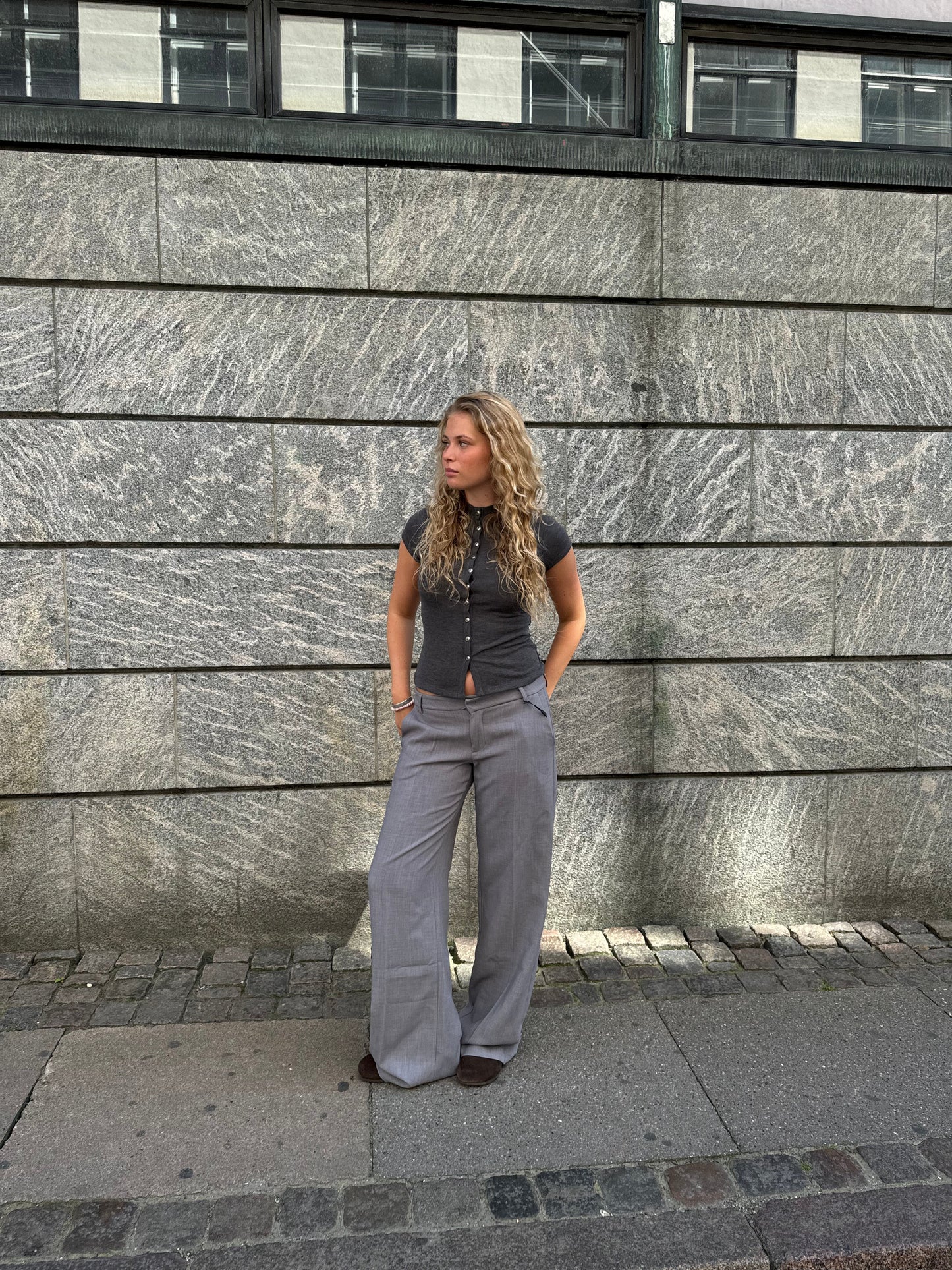 pantalón de corte ampli