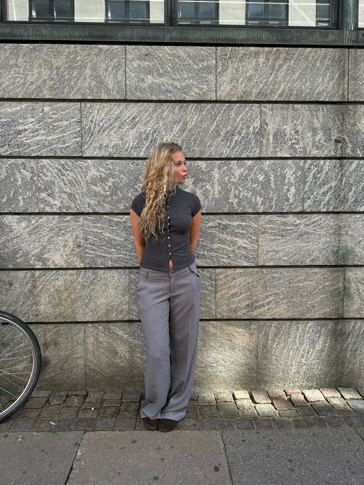 pantalón de corte ampli