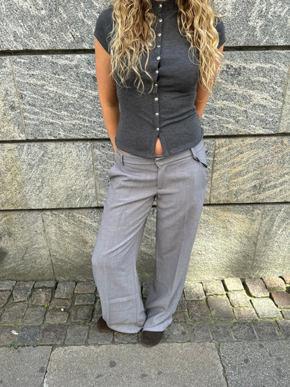 pantalón de corte ampli