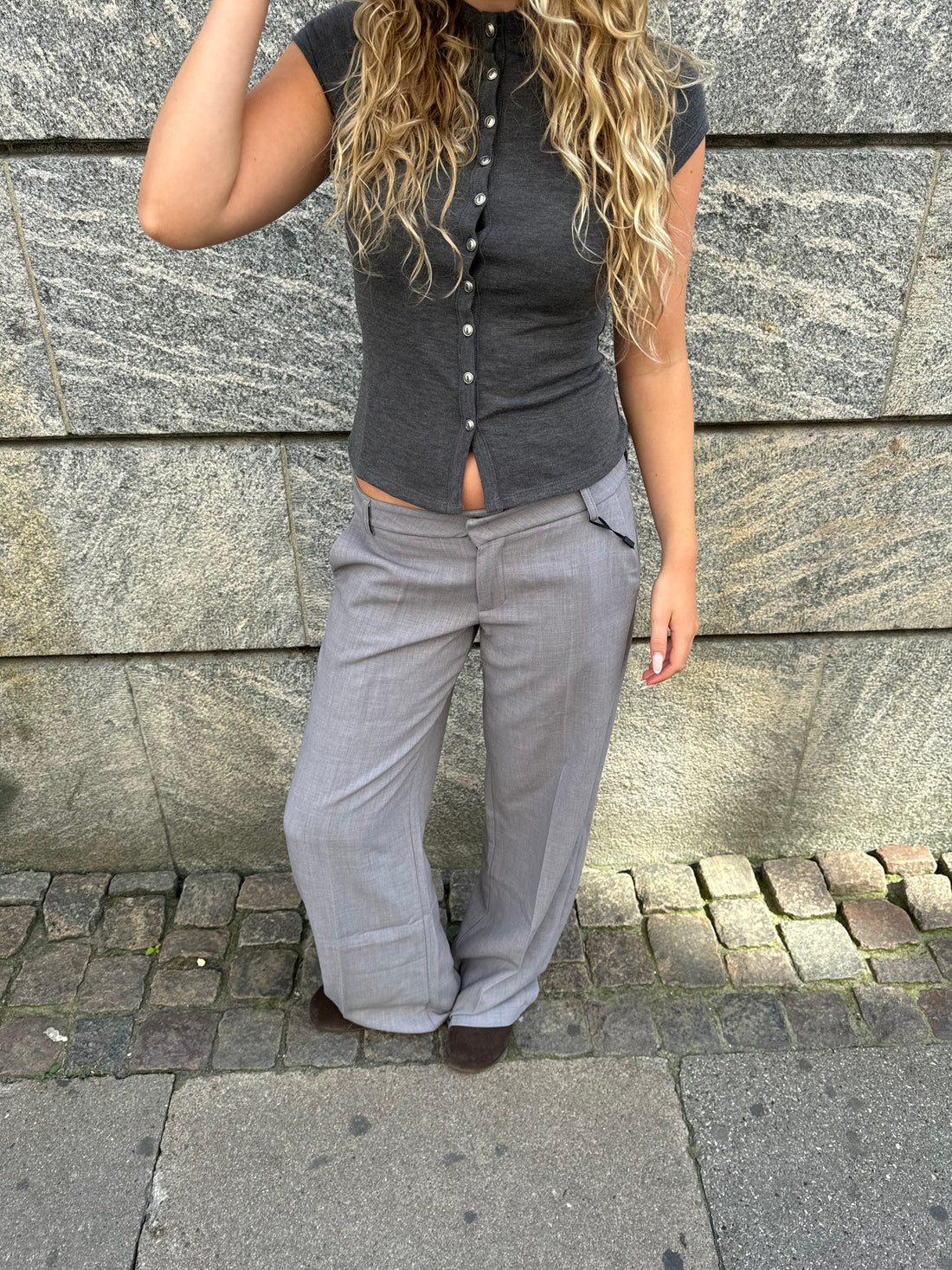 pantalón de corte ampli