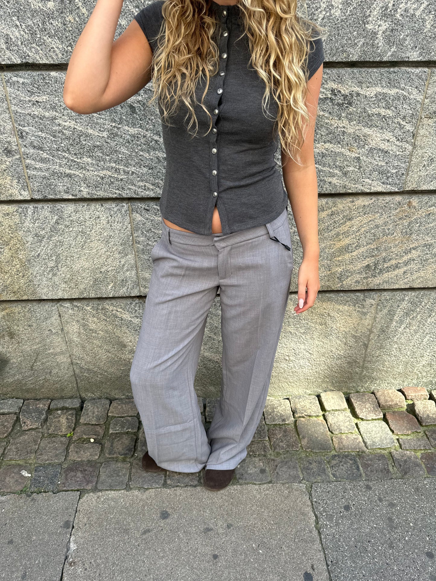 pantalón de corte ampli