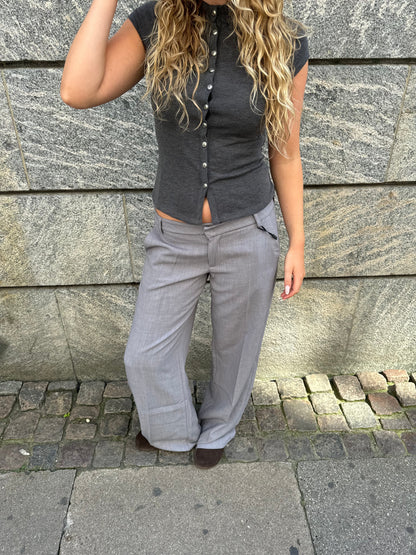 pantalón de corte ampli