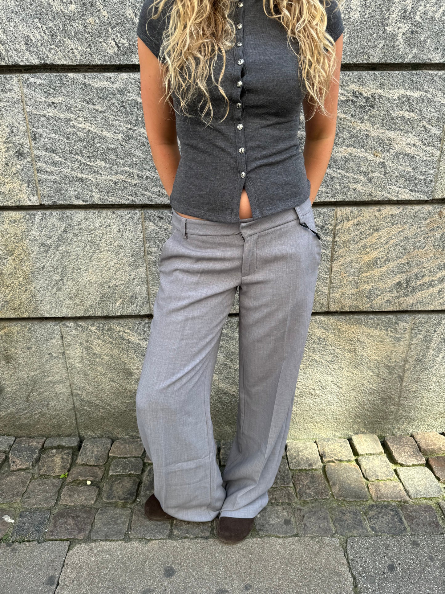 pantalón de corte ampli