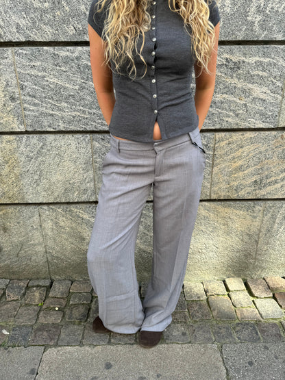 pantalón de corte ampli