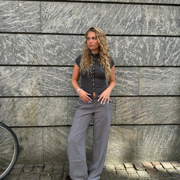 pantalón de corte ampli