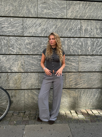 pantalón de corte ampli