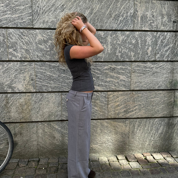 pantalón de corte ampli