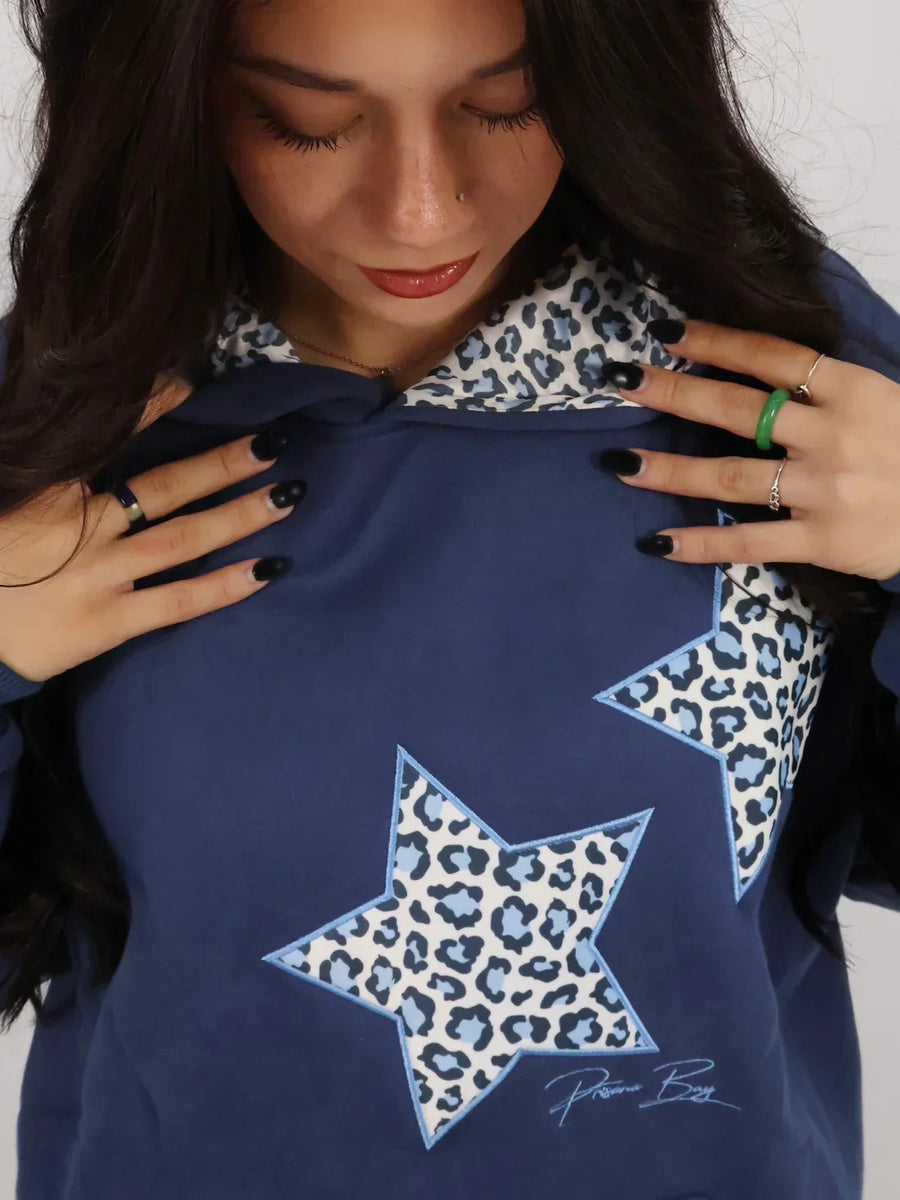 Sudadera con capucha y estrellas animal print