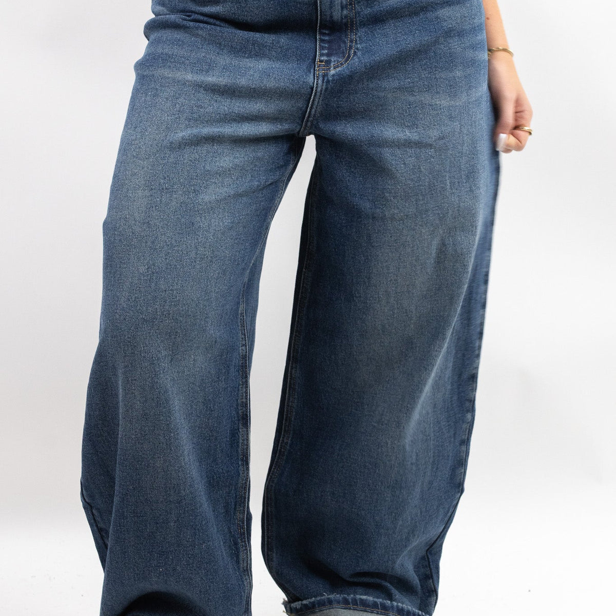 Vaquero gris de corte recto con pernera ancha