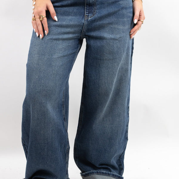 Vaquero gris de corte recto con pernera ancha