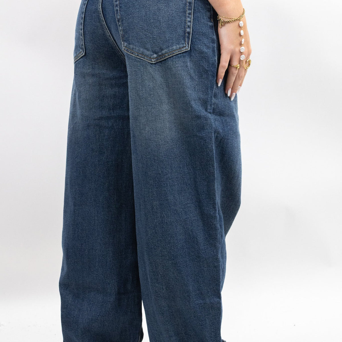 Vaquero gris de corte recto con pernera ancha