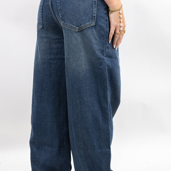 Vaquero gris de corte recto con pernera ancha