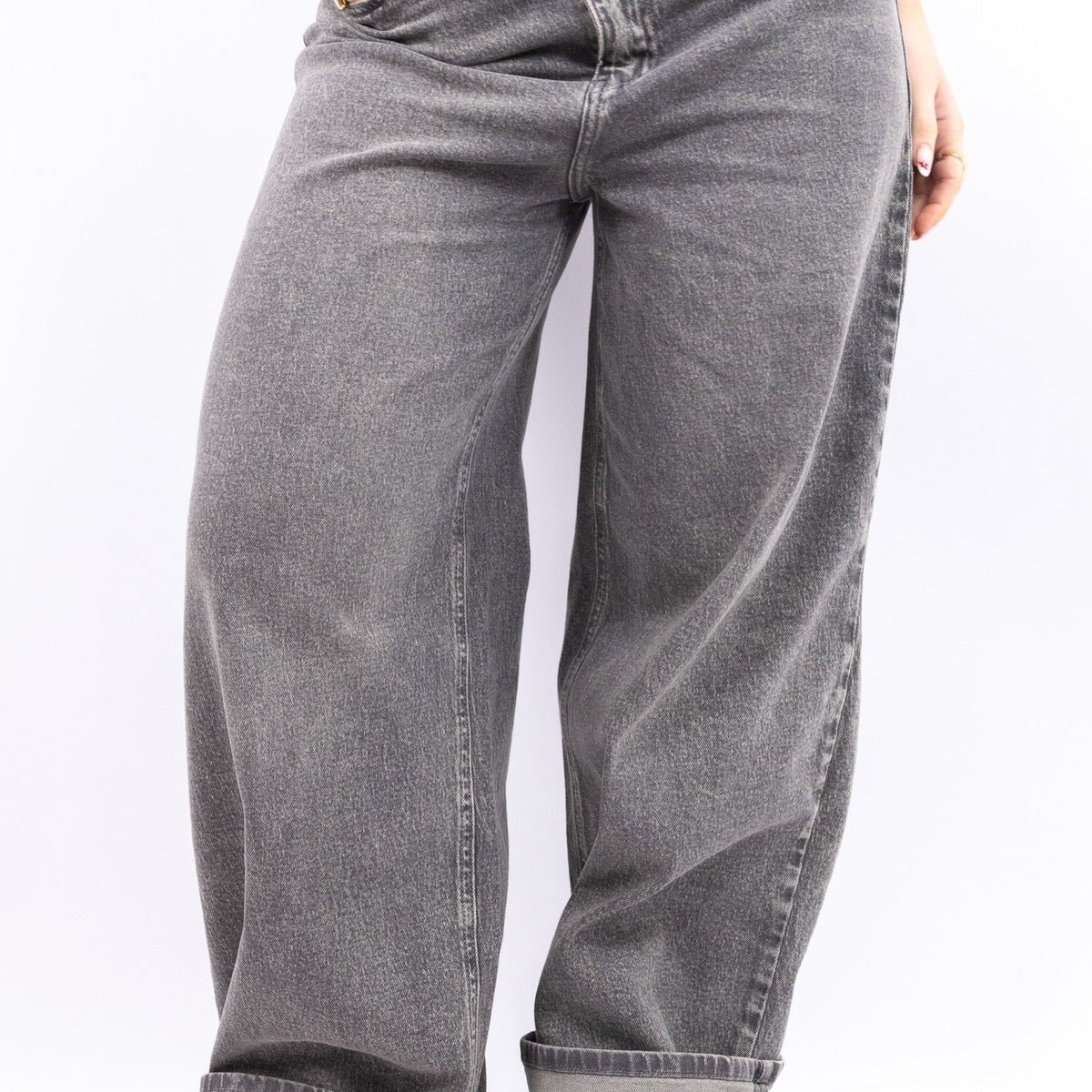 Vaquero gris de corte recto con pernera ancha